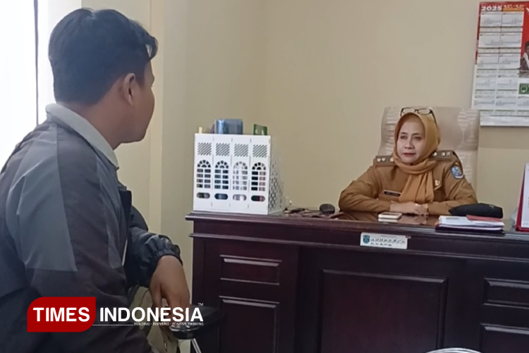 Riki mengadukan ijazahnya yang ditahan perusahaan tempat dimana dirinya pernah bekerja ke Disnaker Kota Banjar. (Foto: Susi/Times Indonesia)