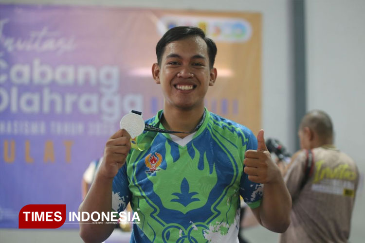 Rizky Putra Ardiansyah, mahasiswa Fakultas Hukum Unisma Malang, sukses meraih medali perak dalam ajang Lomba Invitasi Cabang Olahraga Beladiri Mahasiswa Gulat Tingkat Nasional. (FOTO: AJP TIMES Indonesia)