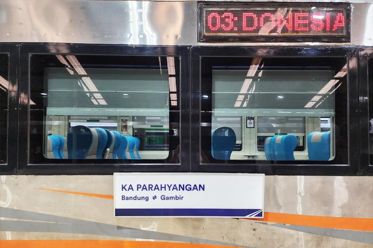 Seorang-pramugari-kereta-api-3.jpg