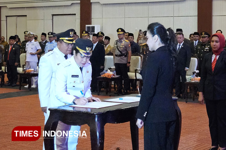 Pelantikan Bupati dan Wakil Bupati Kabupaten Pulau Taliabu, Maluku Utara oleh Sherly Tjoanda Gubernur Maluku Utara. (FOTO: Husen Hamid / TIMES Indonesia)