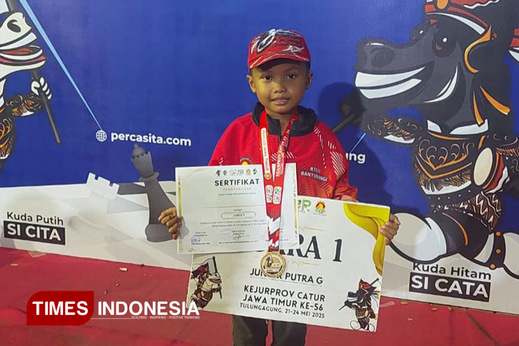 Muhammad Arshad Naufan Alfarizqy, Siswa TK Khadijah 65, Kembiritan, Genteng, Banyuwangi saat menerima penghargaan Juara 1 Kejuaraan Provinsi (Kejurprov) Catur Jawa Timur ke-56. (FOTO: Dokumen TIMES Indonesia)