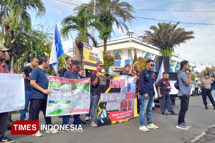 Suasana saat kaum buruh sampaikan aspirasinya di depan pendopo wali kota Banjar. (Foto: Susi/Times Indonesia)