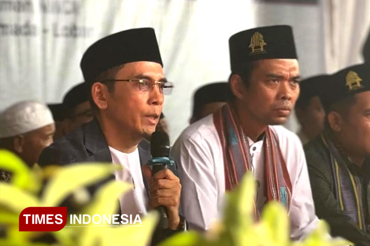 Dr. Tuan Guru Bajang (TGB) Muhammad Zainul Majdi dan Prof. Dr. H. Abdul Somad alias UAS di acara Tabligh Akbar di Lombok Barat. (FOTO: AJP TIMES Indonesia)