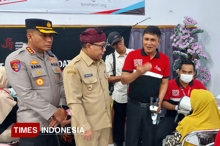 Wakil Bupati Banyuwangi, Ir. H. Mujiono didampingi Kapolresta Banyuwangi, Kombes Pol. Rama Samtama Putra meninjau pengobatan mata gratis. (Foto : Anggara Cahya/TIMES Indonesia)
