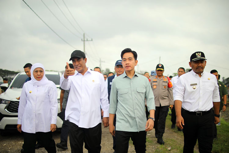 Wapres Gibran Rakabumig Raka, Mentan Amran Sulaiman, dan Gubernur Jatim Khofifah indar Parawansa saat berada di Ngawi, Sabtu (24/5/2025). (Foto: Polbangtan Malang for TIMES Indonesia)