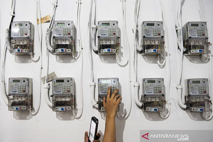 Warga memeriksa meteran listrik prabayar sebelum diisi ulang di Jakarta. Pemerintah mengumumkan diskon tarif listrik sebesar 50 persen bagi pelanggan rumah tangga dengan daya di bawah 1.300 VA. (FOTO: ANTARA FOTO/M Agung Rajasa)