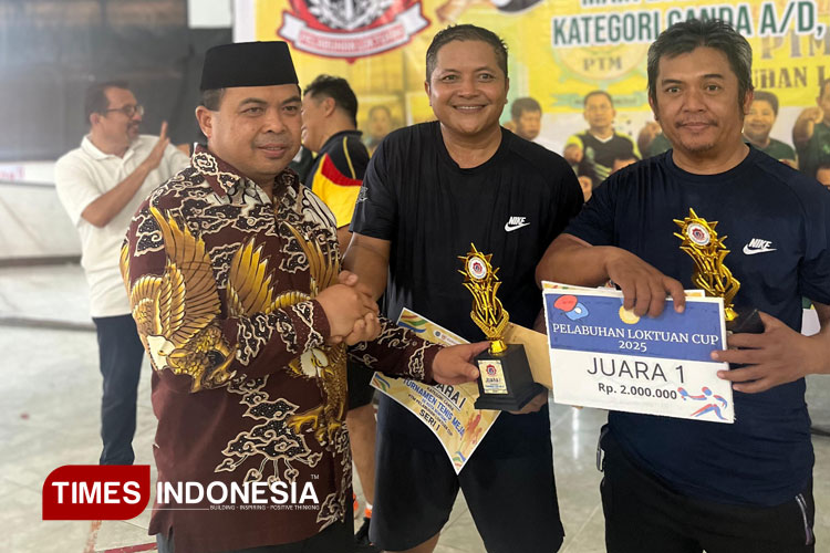 Wawali Bontang Agus Haris menyerahkan hadiah kepada pemenang pertama Bobby dan Basri RT. (Foto: Kusnadi/TIMES Indonesia)
