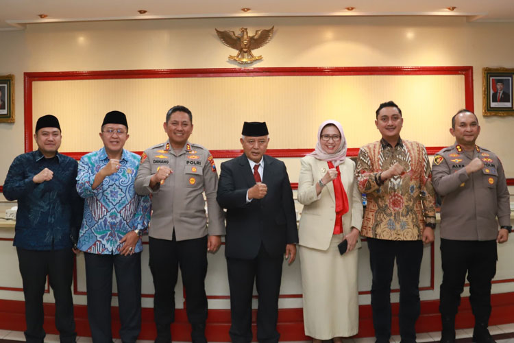Foto bersama usai rakor bersama Bupati Malang dan Bupati Lumajang, dalam sinergi pengelolaan kawasan Wisata Coban Sewu, di Pendopo Pemkab Malang, belum lama ini. (FOTO: Prokopim)