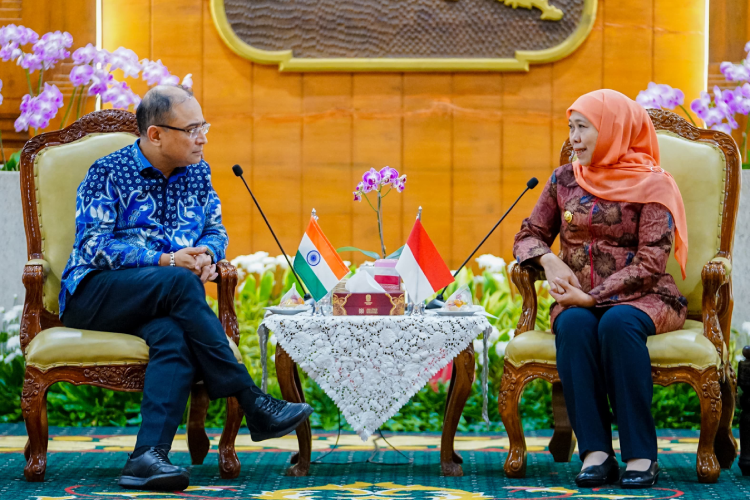 Gubernur Khofifah saat menerima kunjungan Dubes India untuk Indonesia dan Timor Leste H.E. Mr. Shandeep Chakravorty di Gedung Negara Grahadi Surabaya, Senin (26/5/2025). (Foto: Dok.Humas Pemprov Jatim)