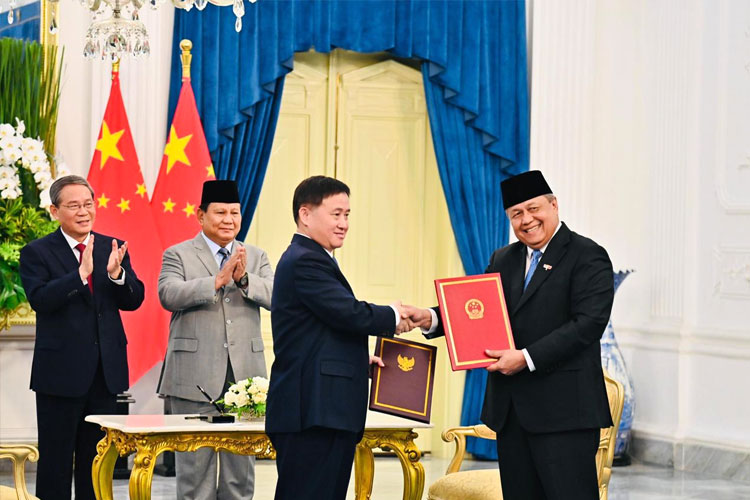 Gubernur BI, Perry Warjiyo dan Gubernur PBOC, Pan Gongsheng usui menandatangani penguatan Nota Kesepahaman (MoU) untuk mendorong penggunaan mata uang lokal dalam transaksi bilateral (FOTO: Dok. Bang Indonesia).