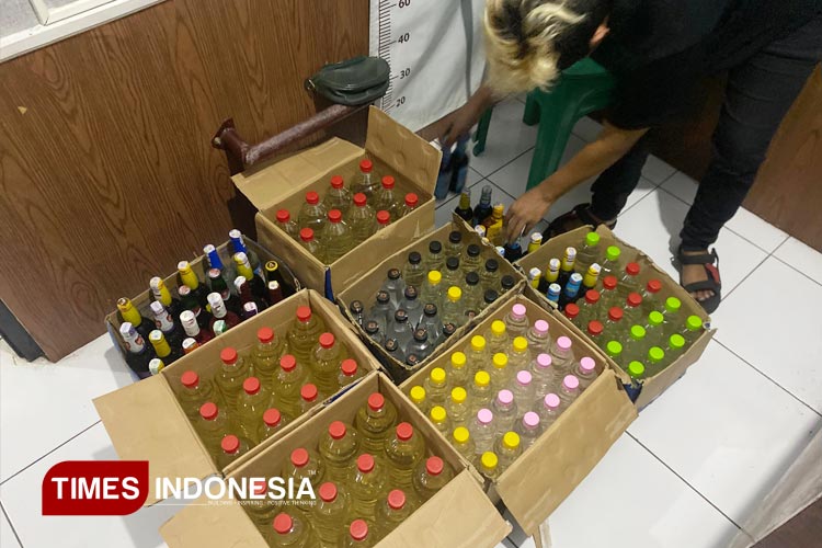mengamankan-ratusan-botol-miras-2.jpg