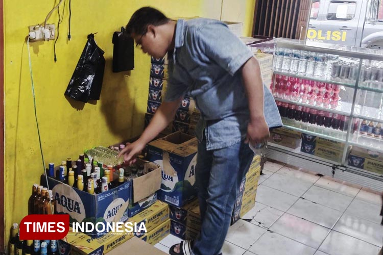Penjual Miras Berkedok Toko Digerebek Polres Majalengka, Ratusan Botol Miras Diamankan