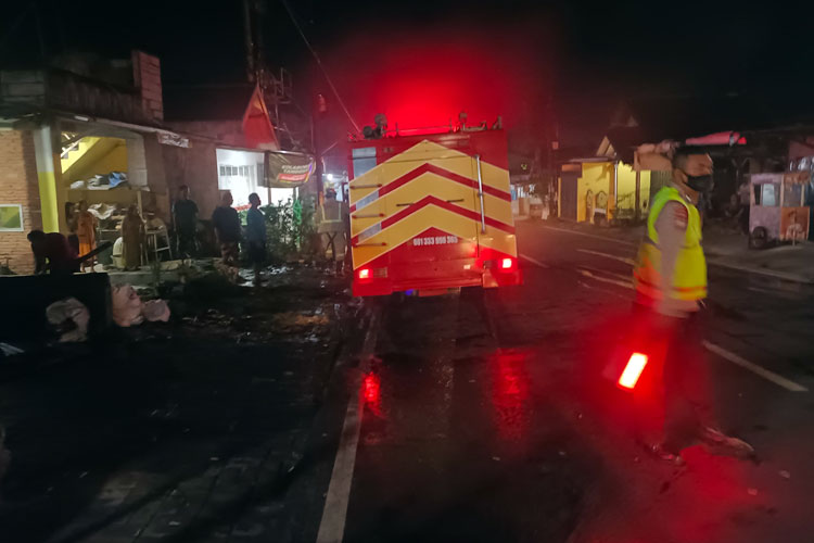 Evakuasi pemadaman kebakaran dari mobil depan teras rumah korban di Singosari, Kabupaten Malang, dilakukan petugas, Senin (26/5/2025) dini hari. (Foto: Humas Polres)