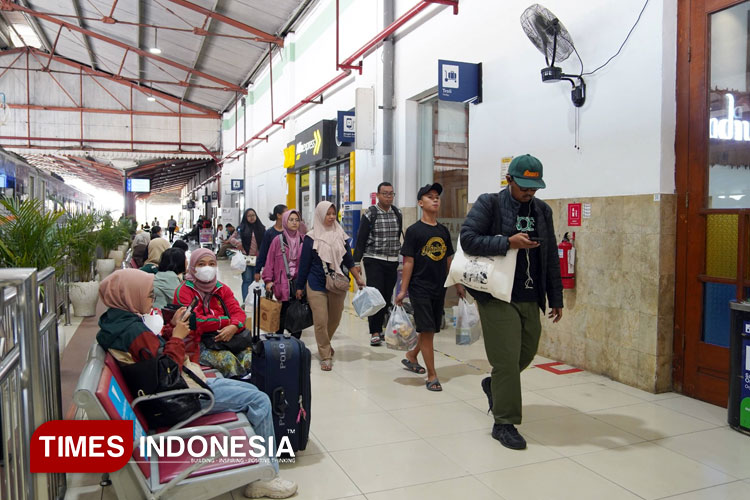 Jumlah penumpang KA diperkirakan melonjak pada moemn libur panjang akhir pekan. (Foto: Humas PT KAI/TIMESIndonesia)