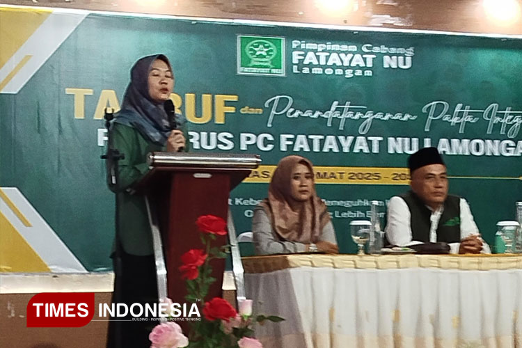 Ketua PC Fatayat NU Lamongan, Dewi Maslahatul Umah memberikan sambutan saat taaruf dan penandatanganan pakta integritas di Hall RM. Aqila, Senin (26/5/2025). (FOTO: Moch. Nuril Huda/TIMES Indonesia)