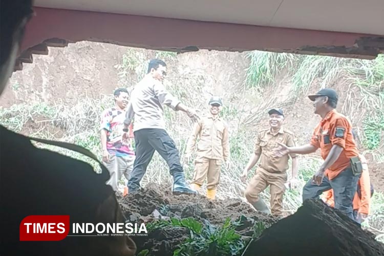 Tinjau Rumah Tergerus Longsor di Sinartanjung, Kapolres Banjar Serahkan Bantuan Logistik
