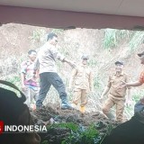 Tinjau Rumah Tergerus Longsor di Sinartanjung, Kapolres Banjar Serahkan Bantuan Logistik