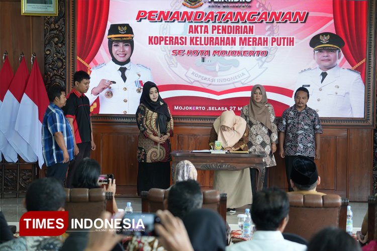 Penandatanganan Akta Notaris Serentak Pendirian Koperasi Merah Putih Kota Mojokerto