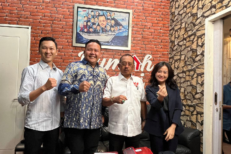 Kuasa Hukum Jan Hwa Diana Serahkan Dokumen Karyawan dan Eks Karyawan ke Armuji