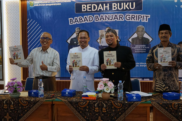 Kegiatan Bedah Buku Banjar Gripit di Aula Niscala Disarpus Banjarnegara. (FOTO: Dok Heni P)
