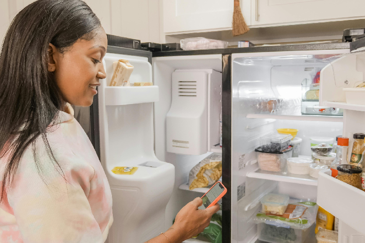 Menata kulkas dengan cara yang tepat akan membuat makanan lebih awet, terorganisir rapi, dan mengurangi pemborosan. (Foto: Pexels)