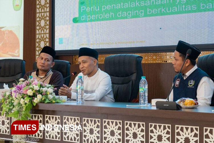 Pemaparan pemateri, drh. H. Zainul Fadli, M.Kes pada acara Pelatihan JULEHA (Juru Sembelih Halal) dengan tema Mengasah Keahlian, Menjaga Kehalalan yang diselenggarakan oleh LPIK UNISMAB: Sambutan Rektor Unisma MalangC: Peserta yang hadir