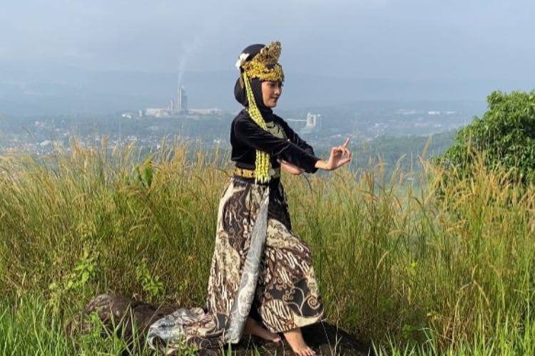 Kala-Pesona-Hijab-dan-Keindahan-Seni-Menyatu-dalam-Diri-Adisti-Puspitasari-b.jpg