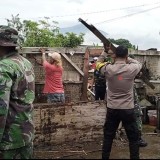 Rumah Tua Roboh di Lawang, Warga Gotong Royong Memperbaiki