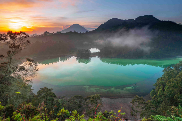 Suasana menjelang pagi di Telaga Warna dengan kabut tipis yang menggantung. (FOTO: wikimedia.org).