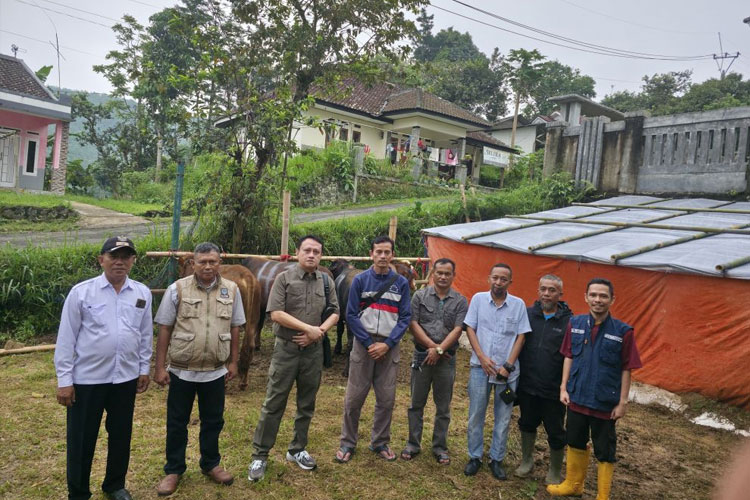PT Berkat Cawan Energi (BCE) menyerahkan total tujuh ekor sapi kurban kepada masyarakat di Kabupaten Sukabumi. (FOTO: dok. Pribadi)