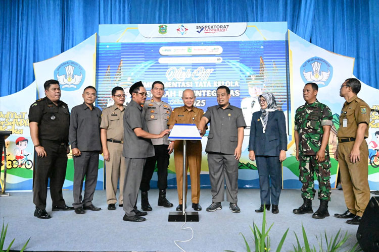 Sekda Banjarnegara Indarto saat meluncurkan kick off tata kelola sekolah berintegritas. (FOTO: Kominfo Banjarnegara for TIMES Indonesia)