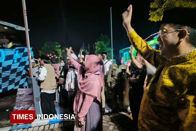 Wali-Kota-Probolinggo-melepas-keberangkatan-jamaah-Haji-ke-tanah-Suci-h.jpg