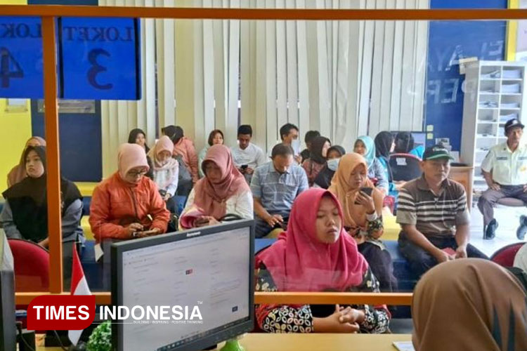 Wajib pajak padati Kantor Pelayanan, Penyuluhan, dan Konsultasi Perpajakan (KP2KP) Trenggalek untuk melaporkan SPT (Surat Pmberitahuan) Tahunan