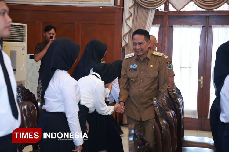 menyerahkan-SK-CPNS.jpg