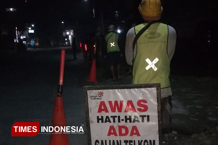 Penggalian Kabel Telkom di Banyuwangi Dilakukan Malam Hari, Warga Diminta Waspada