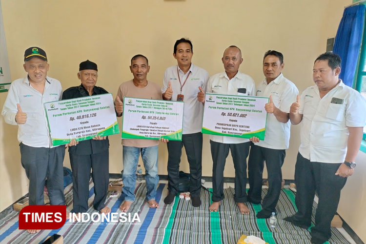 Foto bersama penyerahan dana bagi hasil produksi tanaman oleh Adm Perhutani KPH Banyuwangi Selatan, Wahyu Dwi Hadmojo. (FOTO: Perhutani KPH Banyuwangi Selatan For TIMES Indonesia)