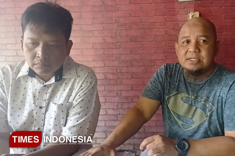 Ajat saat memberikan keterangan terkait hasil pemeriksaan kejaksaan kepadanya. (Foto: Susi/Times Indonesia)