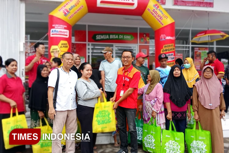 Puluhan warga Desa Sentul, Purwodadi, Pasuruan, terlihat ceria mendapatkan paket sembako dari Alfamart pada grand opening toko baru, Rabu (28/5/2025). (Foto: Hendar/TIMES Indonesia)