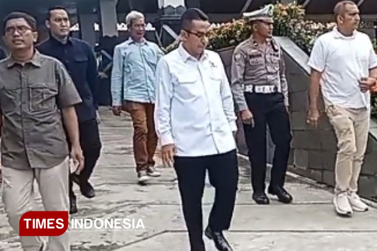 Beberapa-Armada-truk-besar-masih-melintas-3.jpg