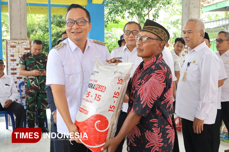 Plt Bupati Gresik Asluchul Alif saat menyalurkan bantuan benih dan pupuk. (Foto: Akmal/TIMES Indonesia)