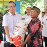 Gagal Panen Akibat Banjir, Petani Gresik dapat Bantuan Benih dan Pupuk