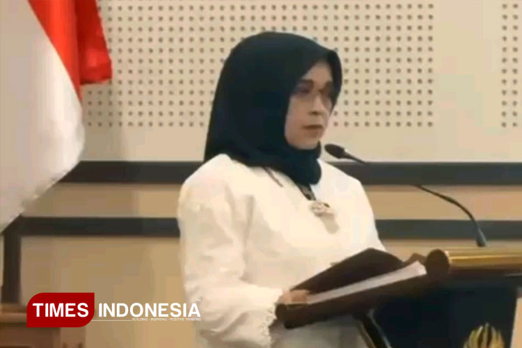 Kepala Cabdindik Wilayah Pacitan Dr Indiyah Nurhayati saat ujian terbuka program doktor pendidikan Vokasi sekolah pascasarjana Unesa Surabaya. (FOTO: Unesa for TIMES Indonesia)