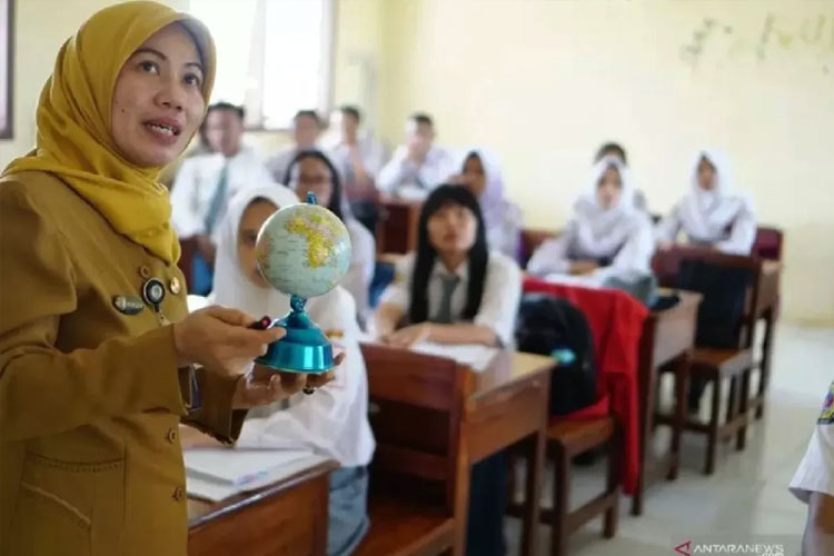 Guru sedang mengajar. Pemerintah akan menyalurkan Bantuan Subsidi Upah (BSU) sebesar Rp600 ribu untuk guru honorer dan pekerja yang menerima gaji di bawah Rp3,5 juta. (FOTO: antara)