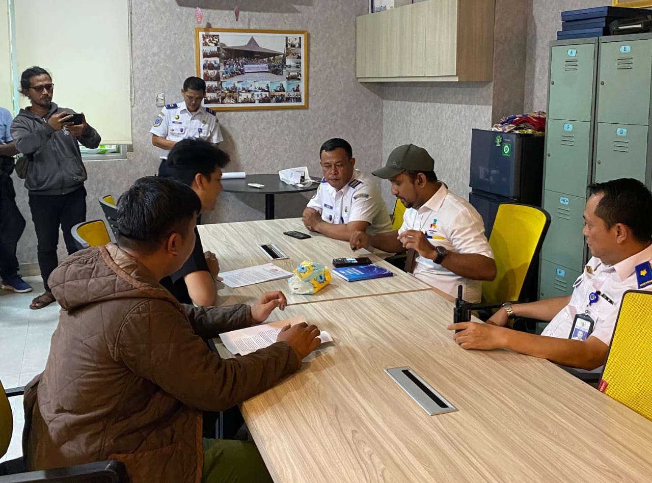 Perwakilan massa aksi KCB saat menggelar audiensi dengan pihak Dirjen Perhubungan Laut di kantor Kementerian Perhubungan RI, Jakarta.