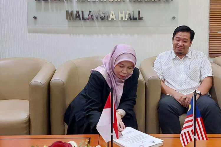 Ketua Umum Kasantri Indonesia, Mesiyarti Munir, tanda tangani MoU Kerjasama dengan Universitas Sains Islam Malaysia USIM Pace. (FOTO: dok pribadi)