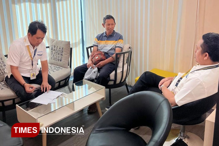 Kepala Kantor Pelayanan Penyuluhan dan Konsultasi Perpajakan (KP2KP) Bondowoso Mochamad Taufik Hidayat memberikan edukasi perpajakan kepada wajib pajak