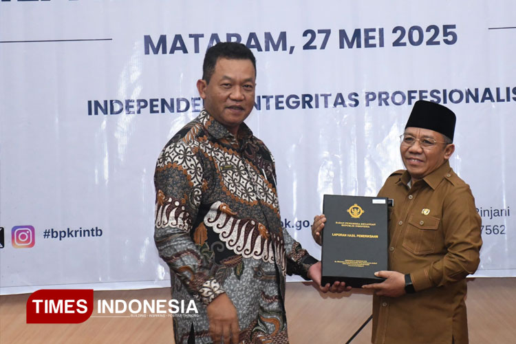 Bupati Lombok Utara, Najmul Akhyar menerima LHP BPK predikat Opini WTP ke-11 dari Kepala Perwakilan BPK NTB, Suparwadi. (FOTO: Prokopimda untuk TIMES Indonesia)