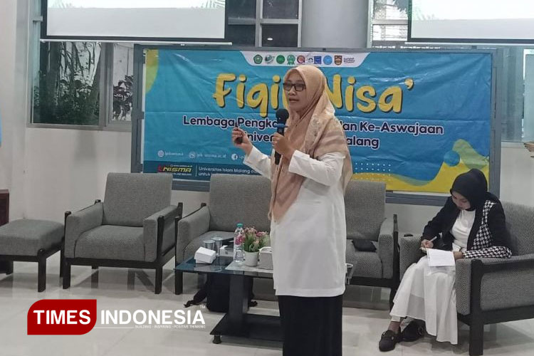 Pemaparan narasumber Hj. Masruchah, M.Ed., dalam kegiatan kajian Fiqih Nisa’ yang digelar LPIK Unisma Malang. (FOTO: AJP TIMES Indonesia)