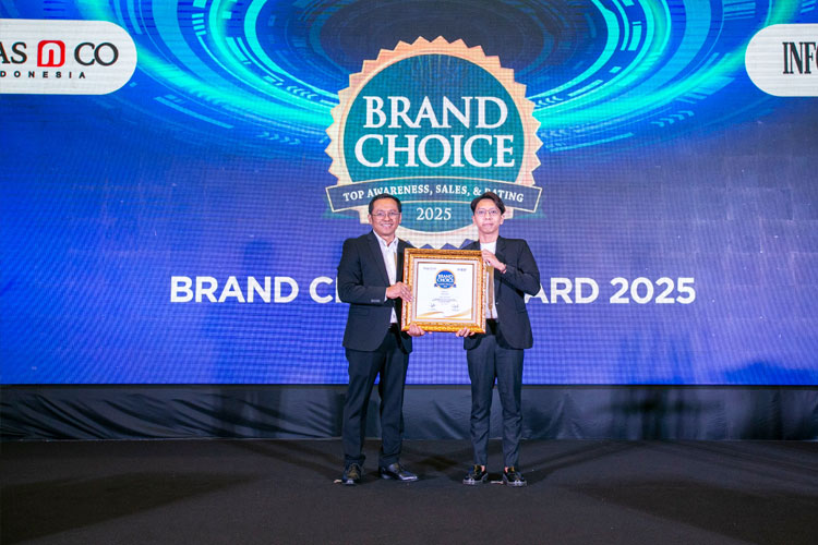 CEO TRAS N CO Indonesia, Tri Raharjo saat menyerahkan Penghargaan Brand Choice Award 2025 kepada Perwakilan Kelaya. (FOTO: Dok.Kelaya)