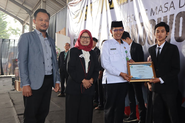 Tak Hanya Ijazah, Siswa SMK 3 Bondowoso Lulus  Dapat KK Baru